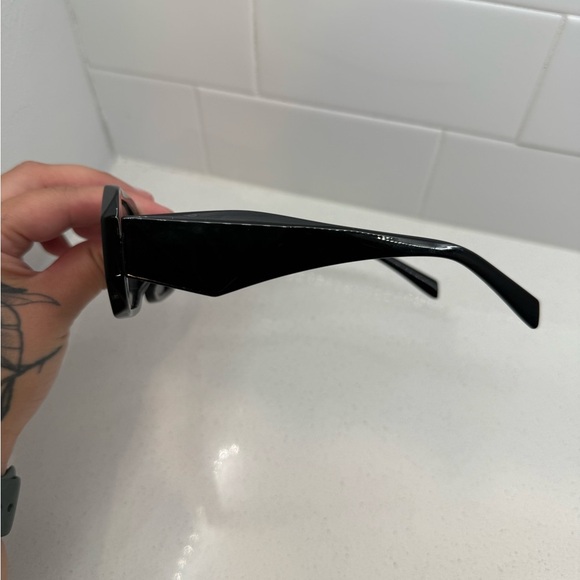 Black Rectangle Sunglasses 🕶️ - Picture 3 of 3